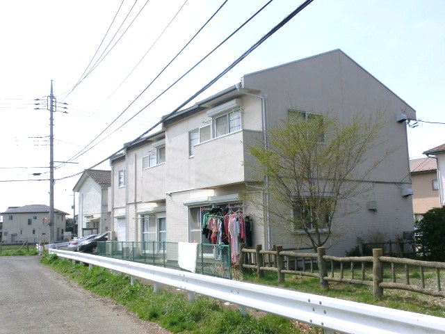 建物外観　周囲に建物が建ってないすっきりした立地。