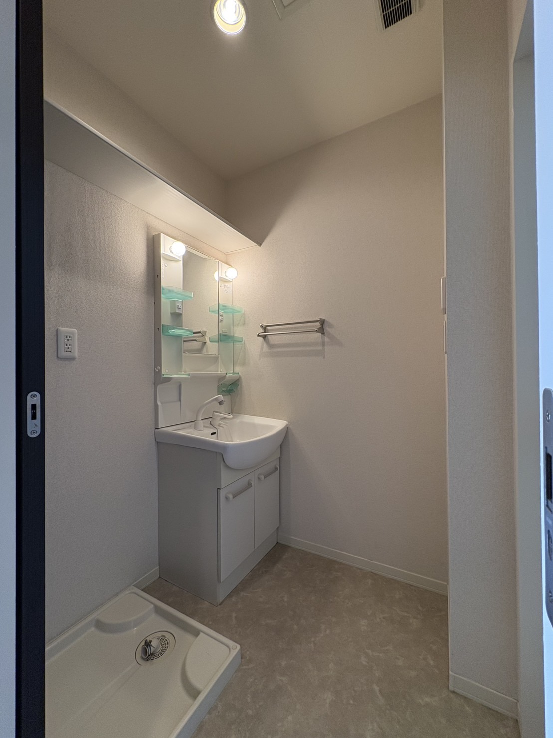 洗面設備　身支度の際に便利なシャワー付き洗面化粧台