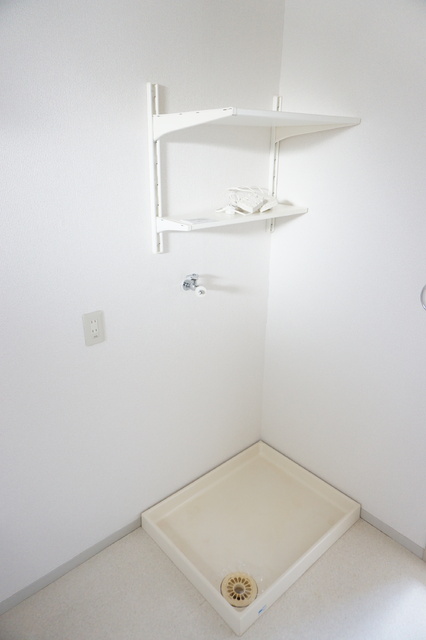 その他　収納棚のある洗濯機置き場