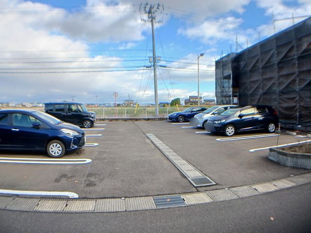 【名取市美田園のアパートの駐車場】