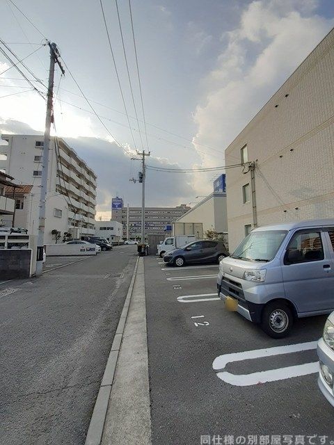 【松山市朝生田町のマンションの駐車場】