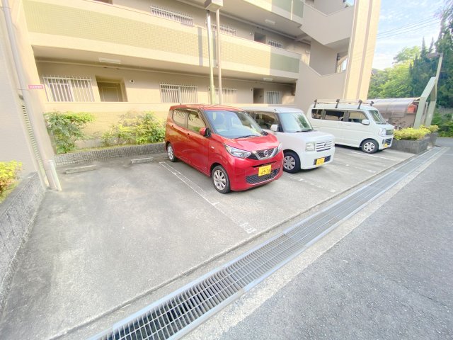 【コンフォート津々山台の駐車場】