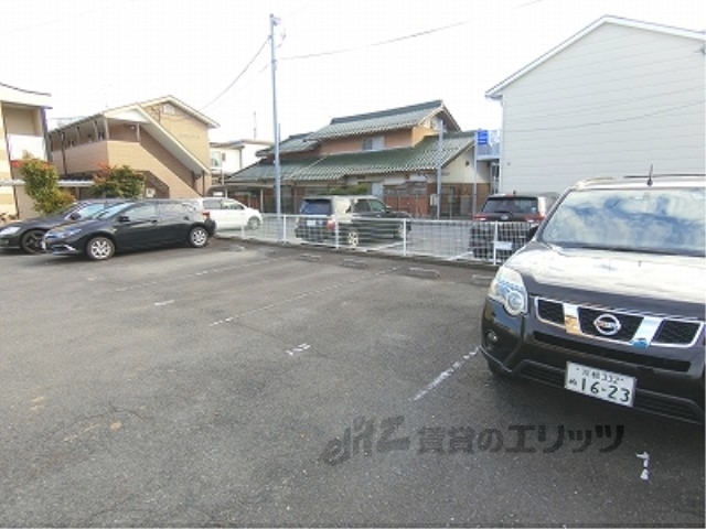 【東近江市中小路町のアパートの駐車場】