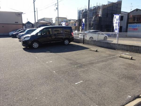 【フジパレス式内町２番館の駐車場】