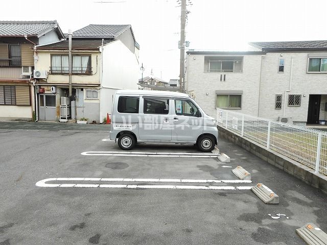 【津島市金町のアパートの駐車場】