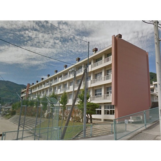 中学校　飯田市立飯田西中学校（中学校）まで956m