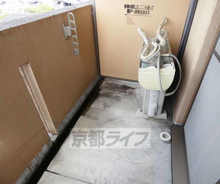 【京都市伏見区深草直違橋５丁目のマンションのバルコニー】