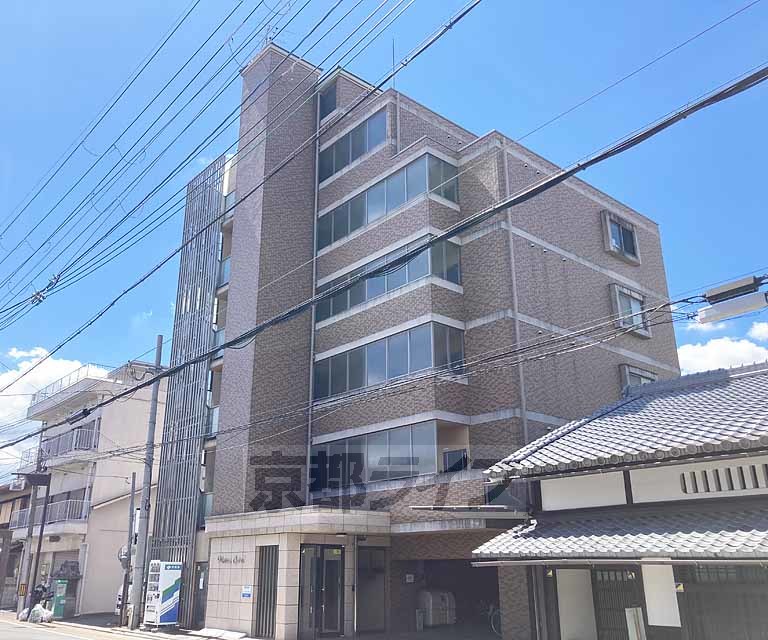 【京都市伏見区深草直違橋５丁目のマンションの建物外観】