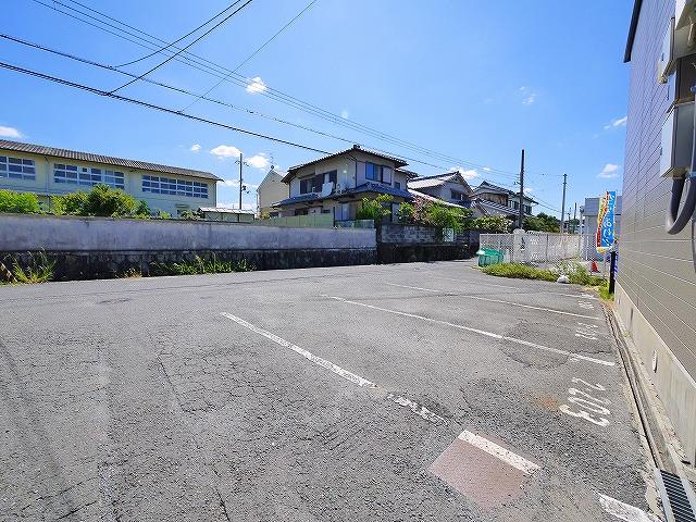 【奈良市宝来のアパートの駐車場】