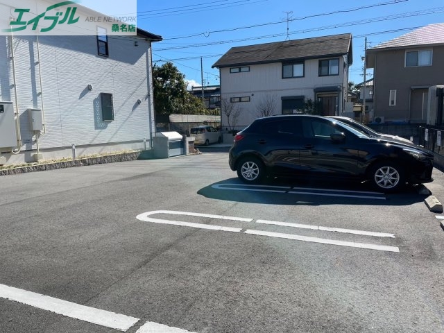 【桑名市新西方のアパートの駐車場】