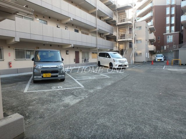 【横浜市青葉区新石川のマンションの駐車場】