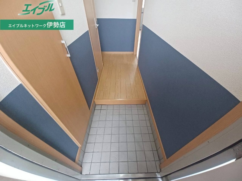 玄関　同型反転産雇写真です。