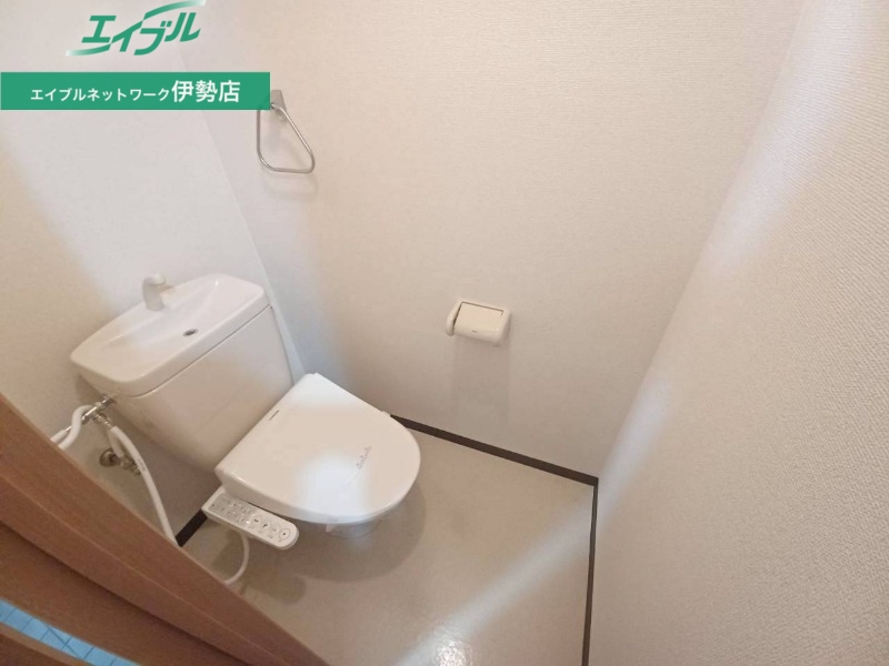 トイレ　同型反転産雇写真です。