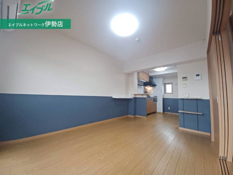 居室・リビング　同型反転産雇写真です。