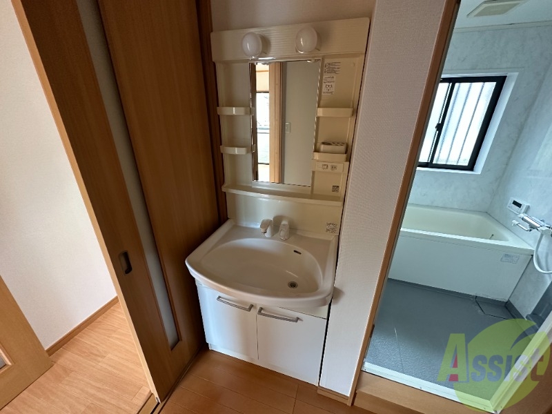 洗面設備　洗面台は独立型。朝の準備もラクチンですね～