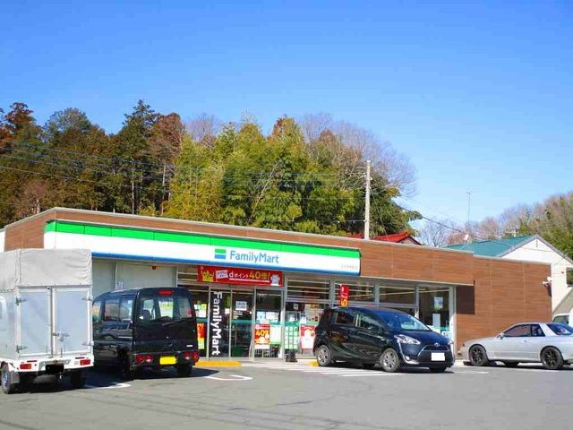 コンビニ　ファミリーマート（コンビニ）まで400m