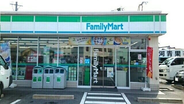コンビニ　ファミリーマート様（コンビニ）まで1100m