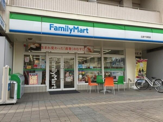 コンビニ　ファミリーマート広島千田町店（コンビニ）まで235m