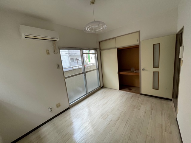 居室・リビング　落ち着いた色調の洋室です