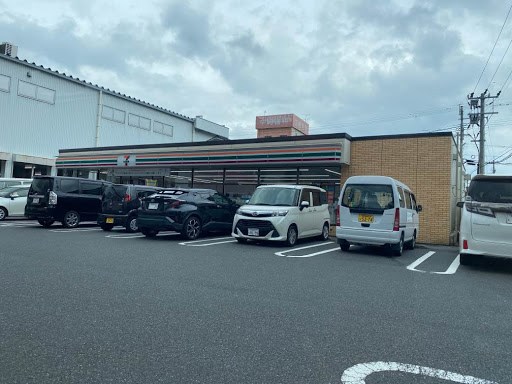 コンビニ　セブンイレブン（コンビニ）まで918m