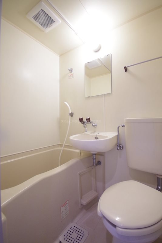 バス・シャワールーム　※写真は104号室です。