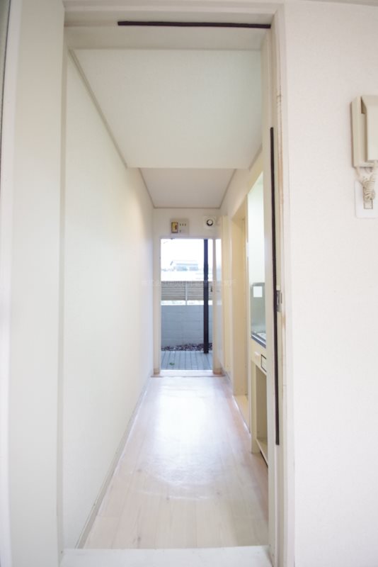 玄関　※写真は104号室です。