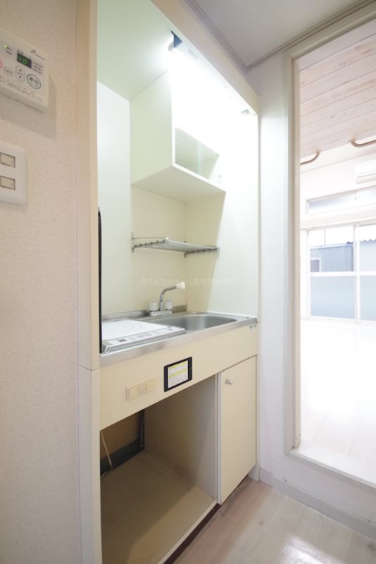 キッチン　※写真は104号室です。