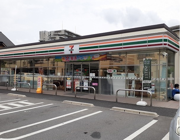 コンビニ　セブンイレブン様（コンビニ）まで135m