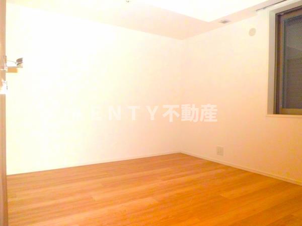 その他部屋・スペース　開放的な寝室です