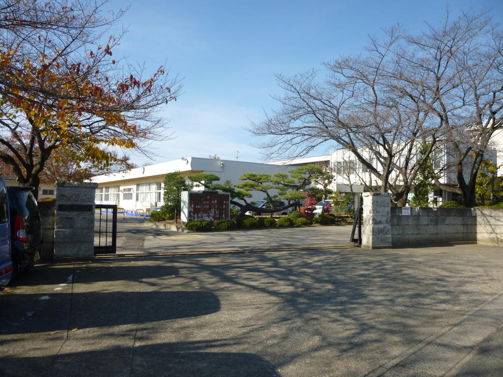 小学校　大泉町立西小学校（小学校）まで608m