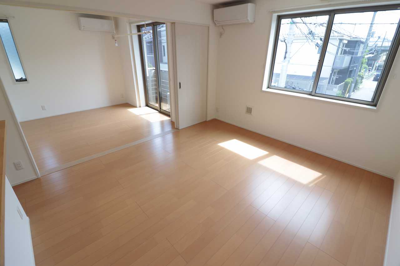居室・リビング　同物件別部屋の写真になります