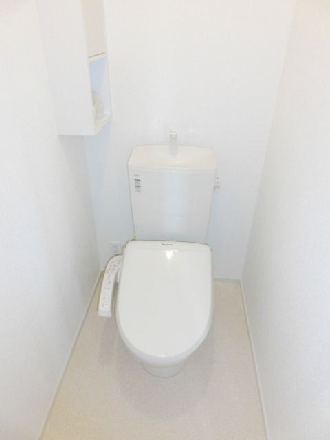 トイレ　温水洗浄便座付のトイレ。