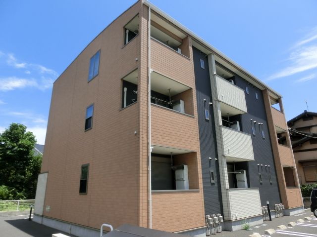建物外観　２０１３年７月築の物件。日当たり良好