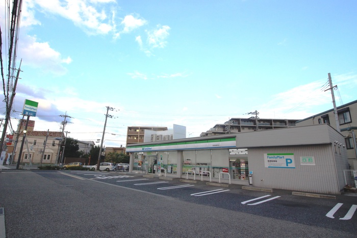 コンビニ　ファミリーマート（コンビニ）まで368m