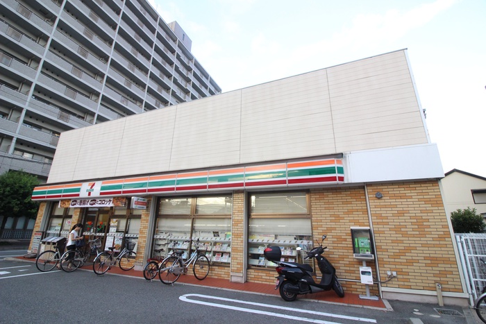 コンビニ　セブンイレブン（コンビニ）まで324m