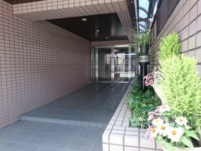 エントランス　エントランス前は歩道があります。すぐ車道ではないので安心♪