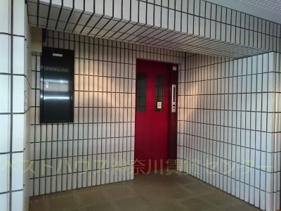 ロビー　エレベーター付きです。お部屋は２階角部屋♪