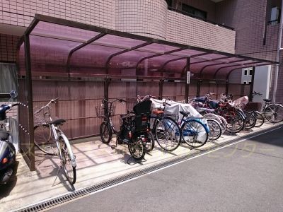 その他共有部分　駐輪スペースです。平坦な場所なので自転車生活も快適です。