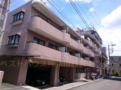 建物外観　駅前から続く商店通りを道なりに進むだけの明るい立地です。