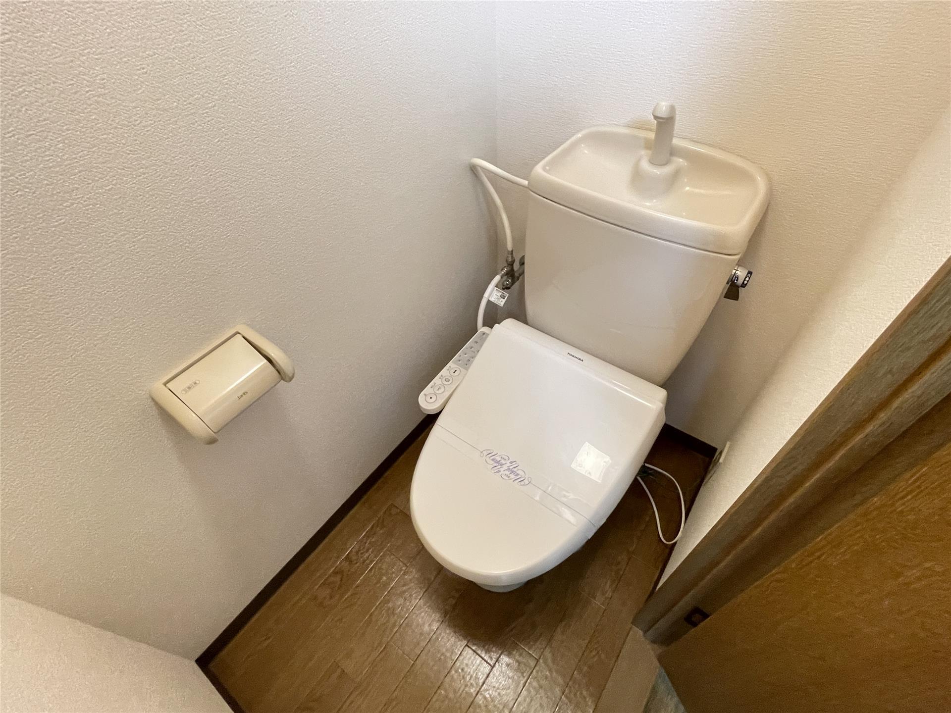 トイレ　温水洗浄便座完備です！