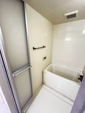 バス・シャワールーム　同物件、別号室の写真です。
