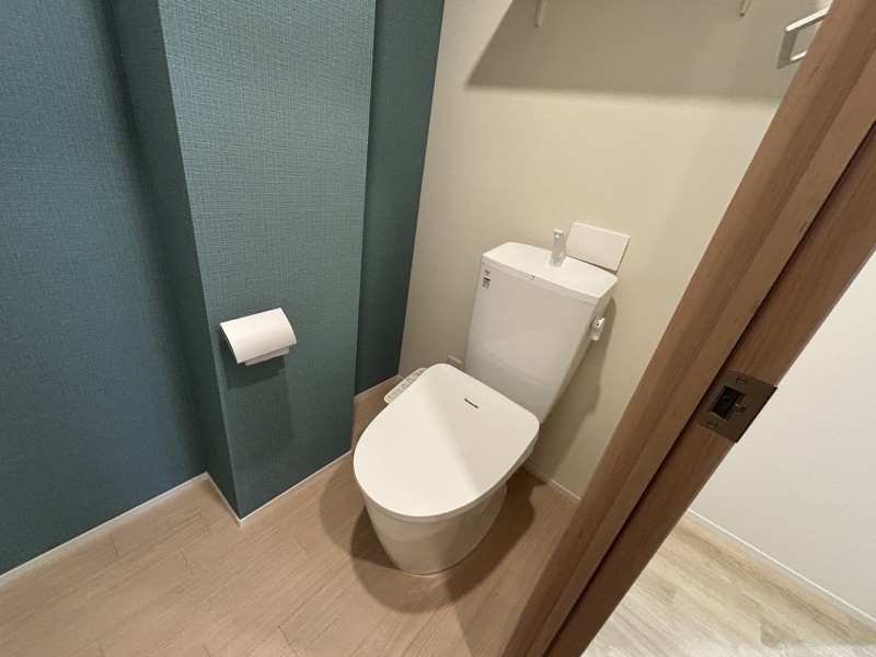 トイレ　落ち着いた色調のトイレです