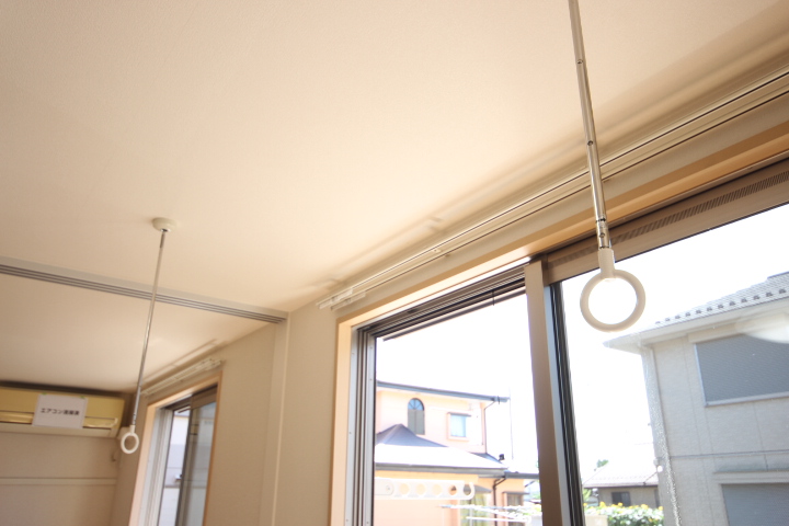 その他設備　便利な室内洗濯物干し掛けです！　雨の日でも安心です。