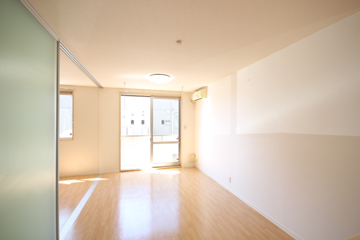 居室・リビング　南向きLDK１３，７帖です！　陽当り良好です。