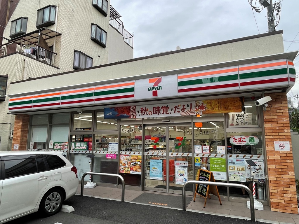 【渋谷区鉢山町のマンションのコンビニ】