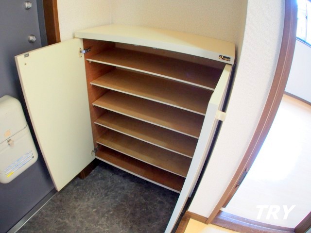 玄関　下駄箱付です。