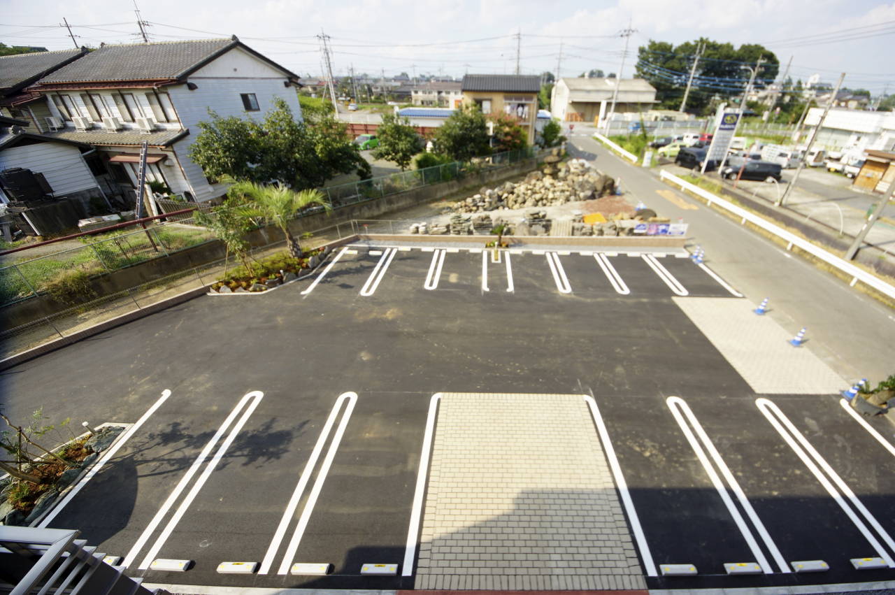 駐車場　平面駐車場で停めやすい