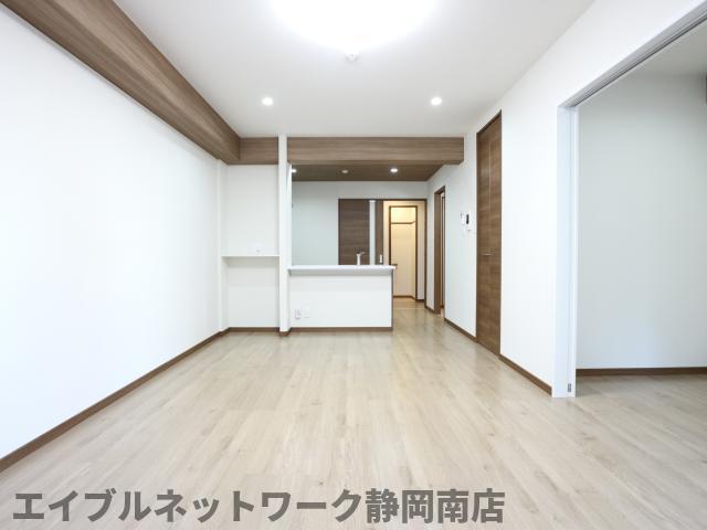 ＪＲ東海道本線 静岡駅 徒歩7分 5階建 築5年の居間写真
