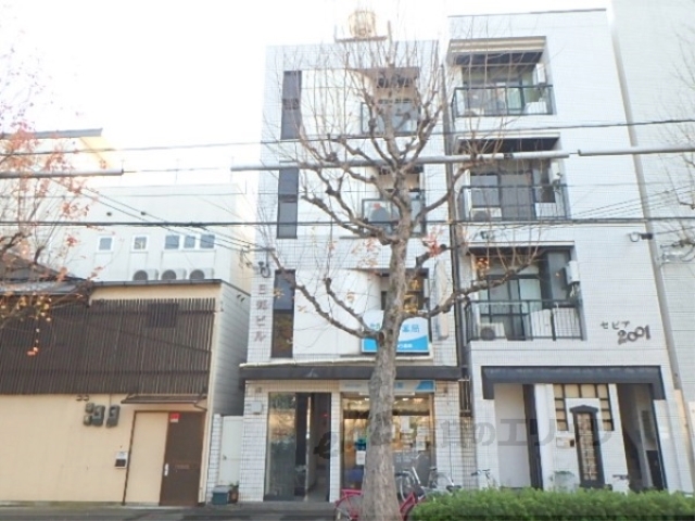 京都市北区紫野上築山町のマンションの建物外観