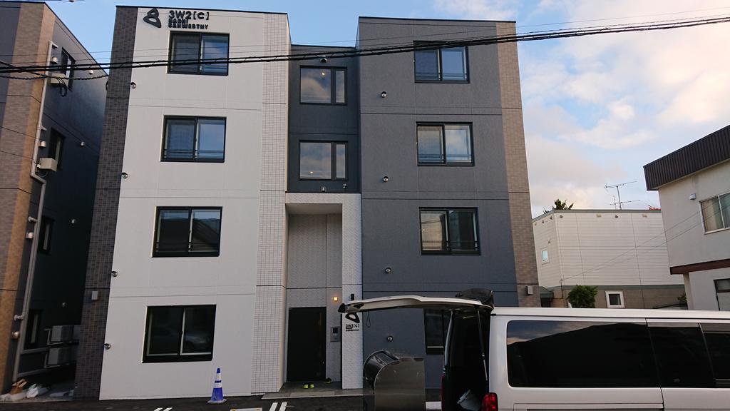 札幌市西区八軒三条西のマンションの建物外観